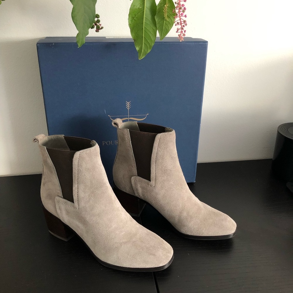 Pour La Victoire: FaraSKU# 8354927Color: Ash Top SuedeSize: 6.5Width: M